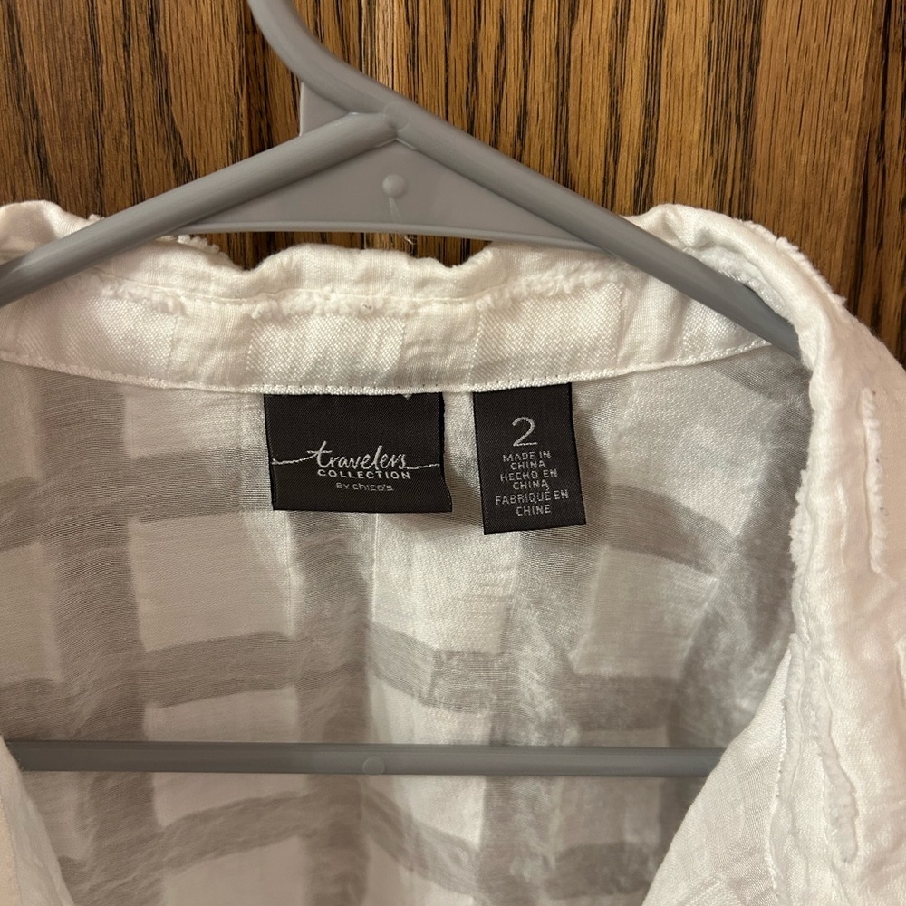 Chico’s Traveler Collection White Textured Button-Up Blouse Size 2 - Picture 7 of 8